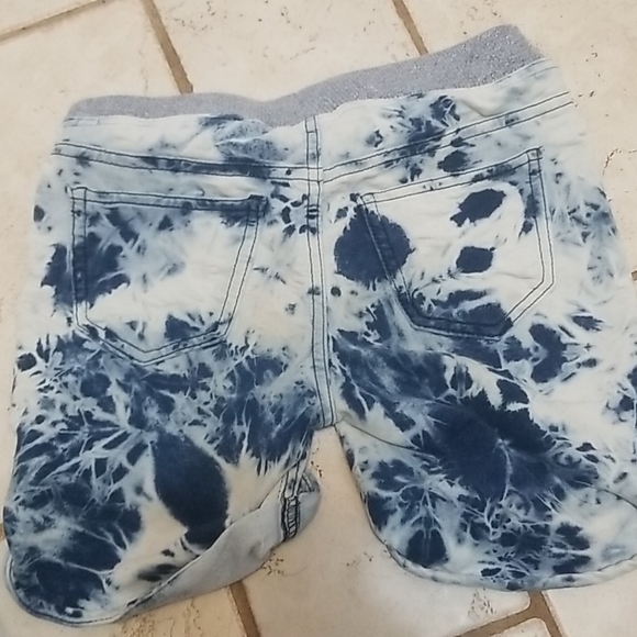 Shorts - Picture 2 of 4